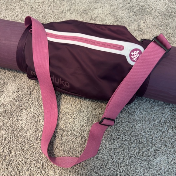 EUC Manduka Yoga Mat with commuter carrier pockets and strap - Picture 6 of 7
